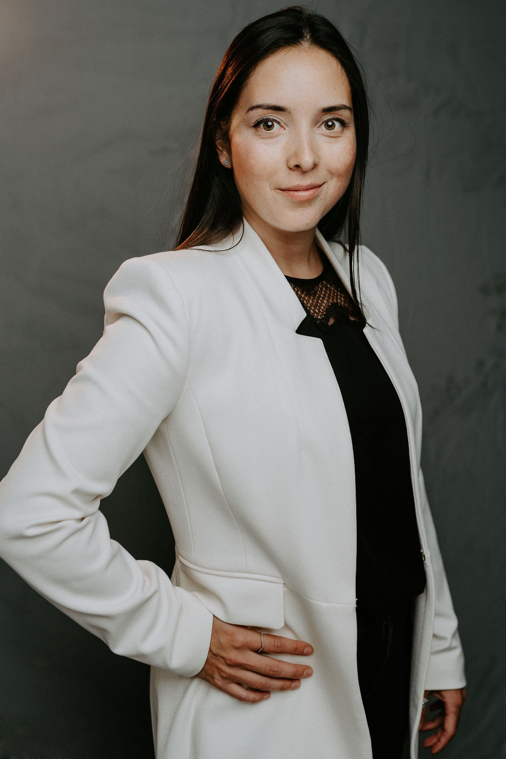 Portrait of Juliana Ponton, founder of DH Product Factory